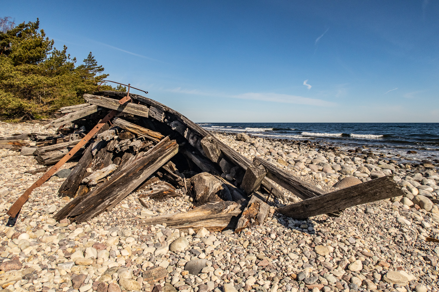 Vraket Swiks på stranden av Trollskogen