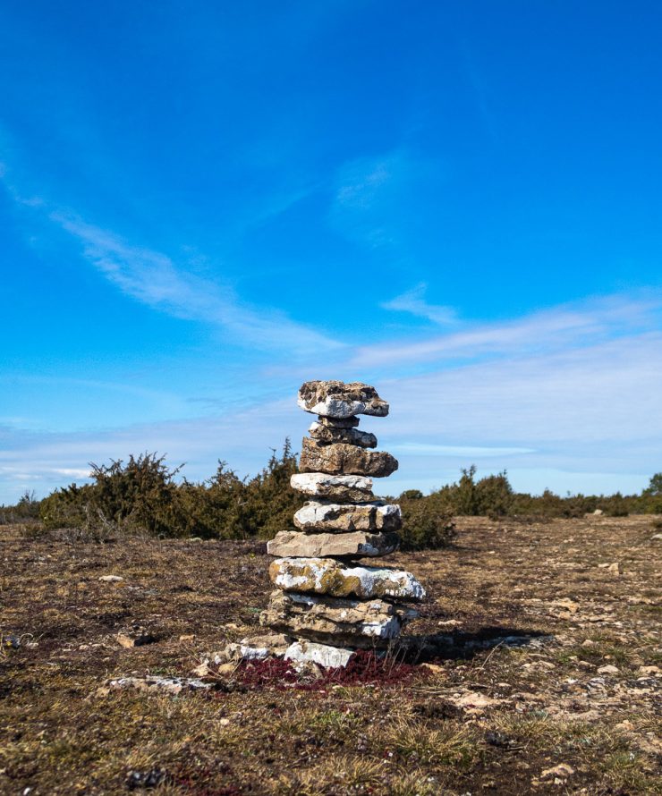 Stenröse markerar vandring längs Gösslundaleden på Öland