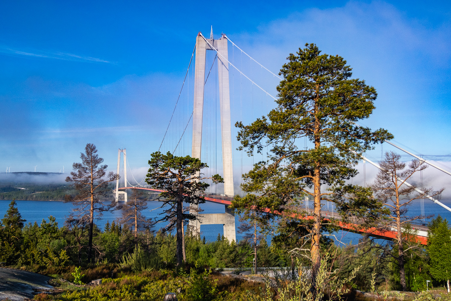 Lätt morgondimma över Höga kusten-bron