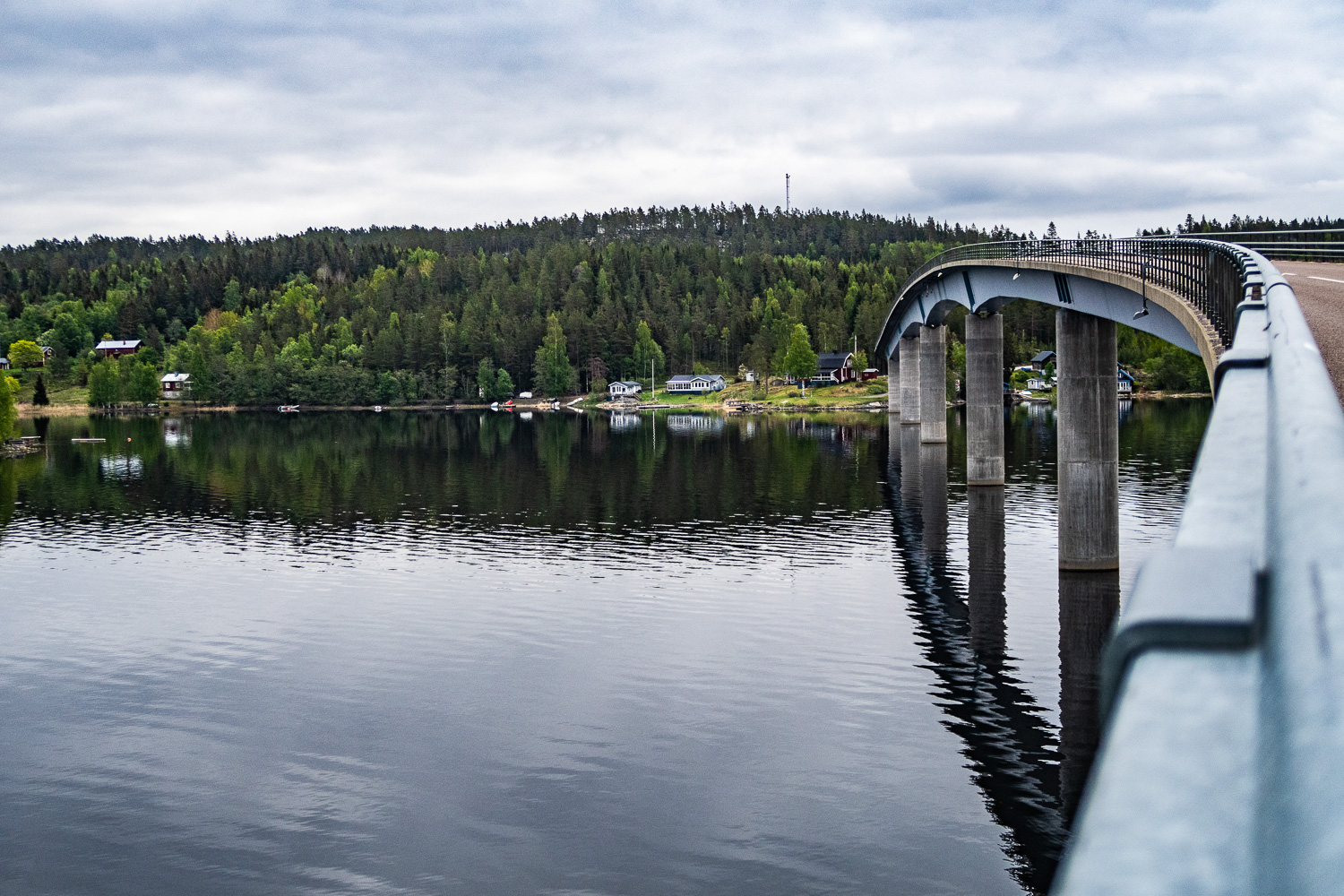 Passage över annan bro vid vandring av hela Högs kusten-leden 2022