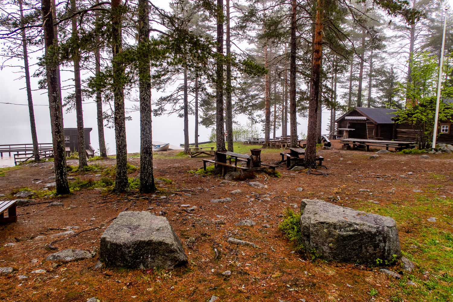 Mäjabodarna är placerade precis bredvid vattnet