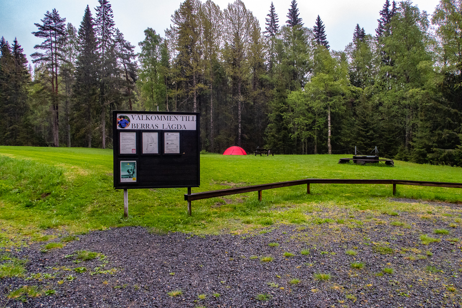 Tält uppsatt på Berras lägda nedanför Skuleberget