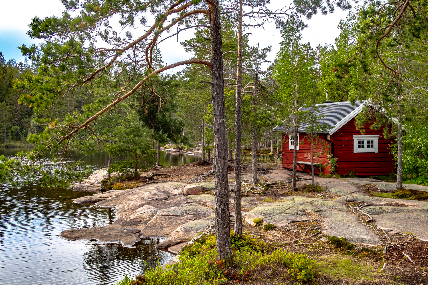 Stugan vid Tärnättvattnen står nära vattnet