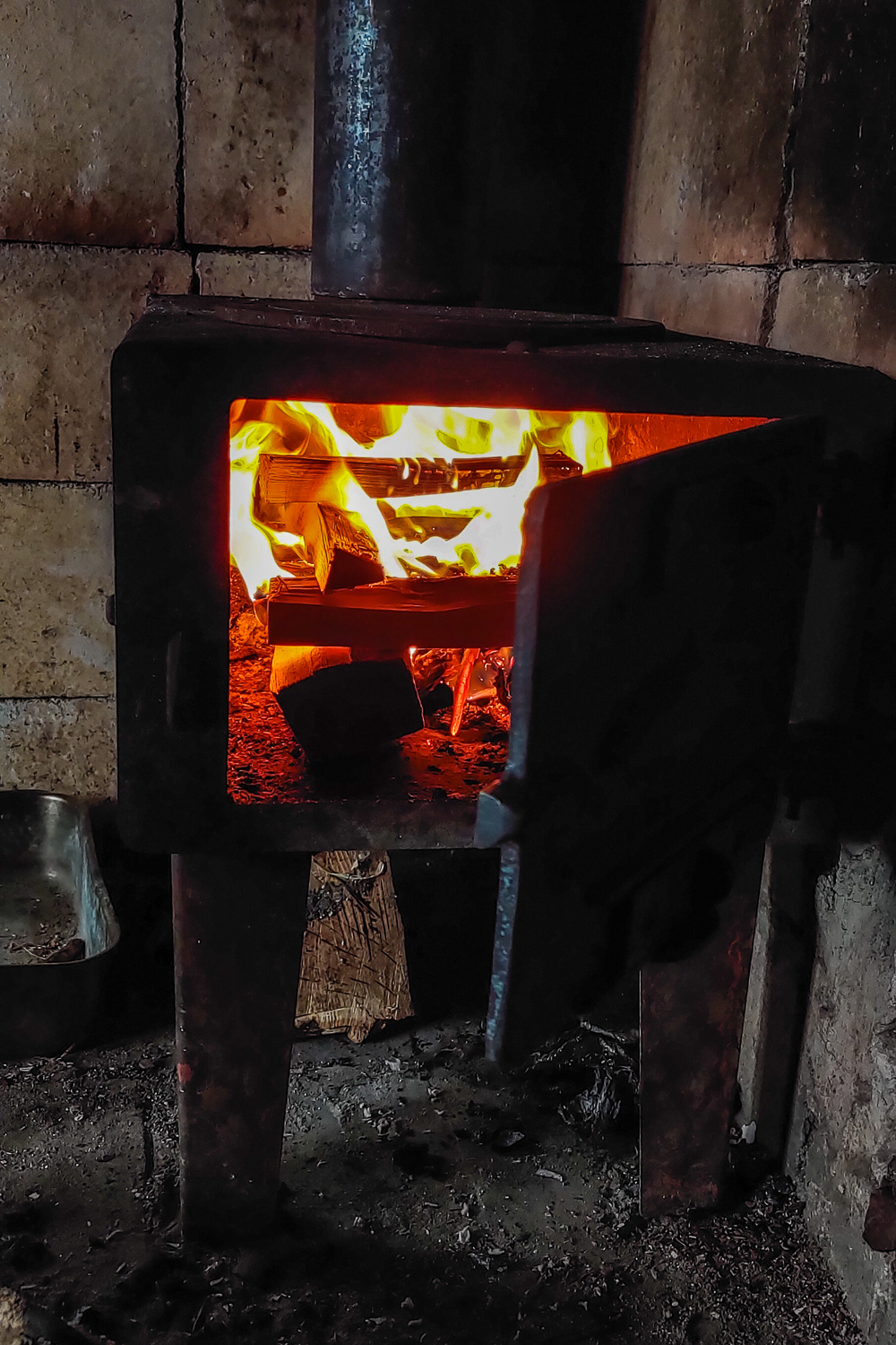 Kamin tänd i stugan vid Tärnättvattnen