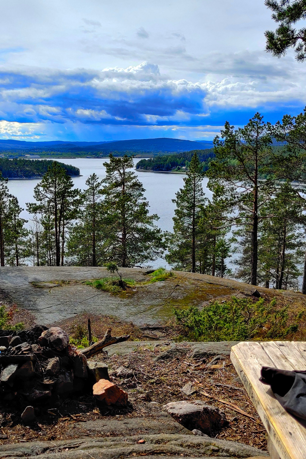 Utsikt från vindskydd efter Hålviken