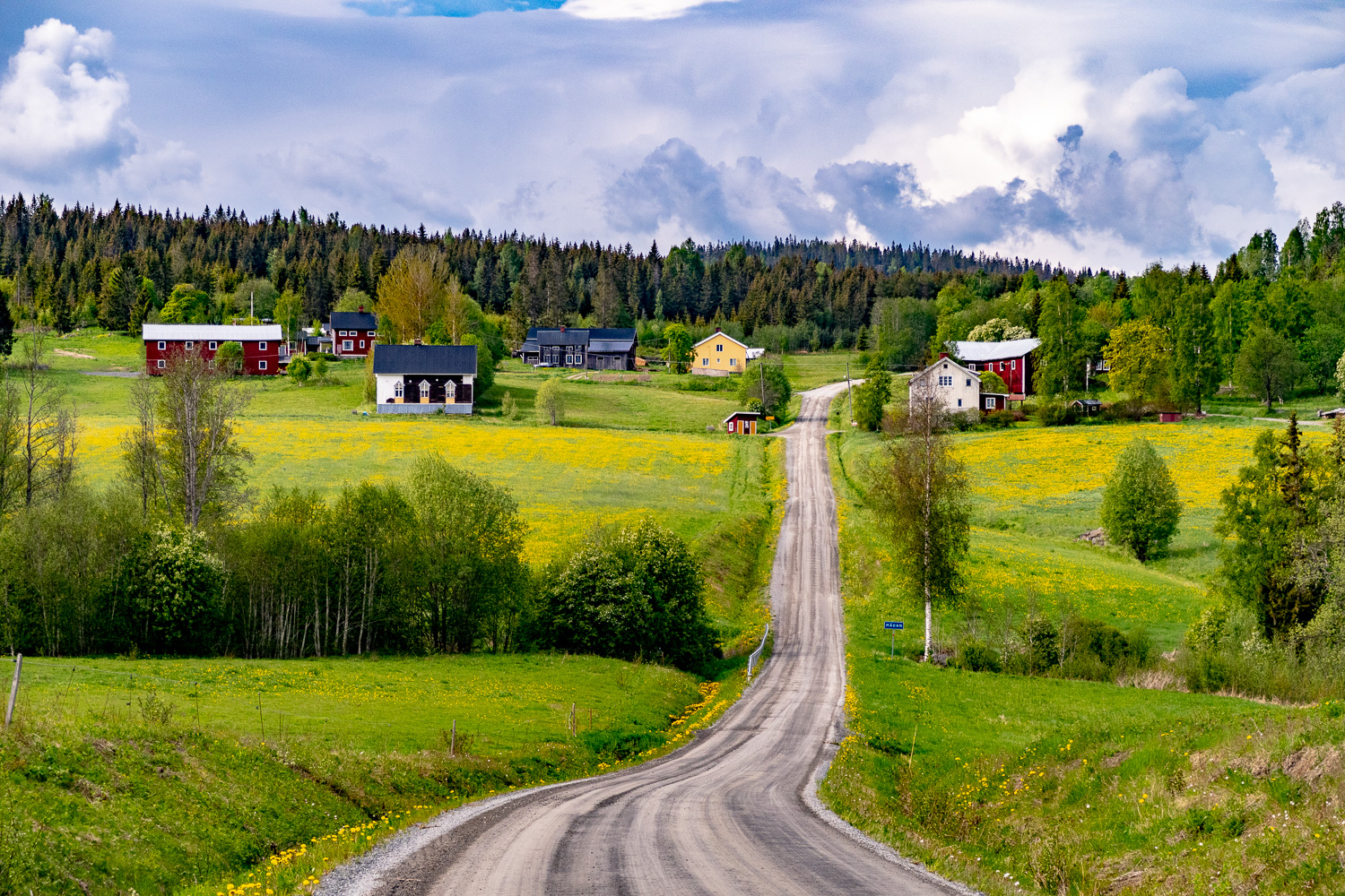 Grusväg som passerar igenom byn Mädan