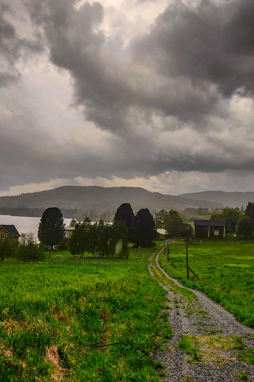 Regn och mörka moln över Körning