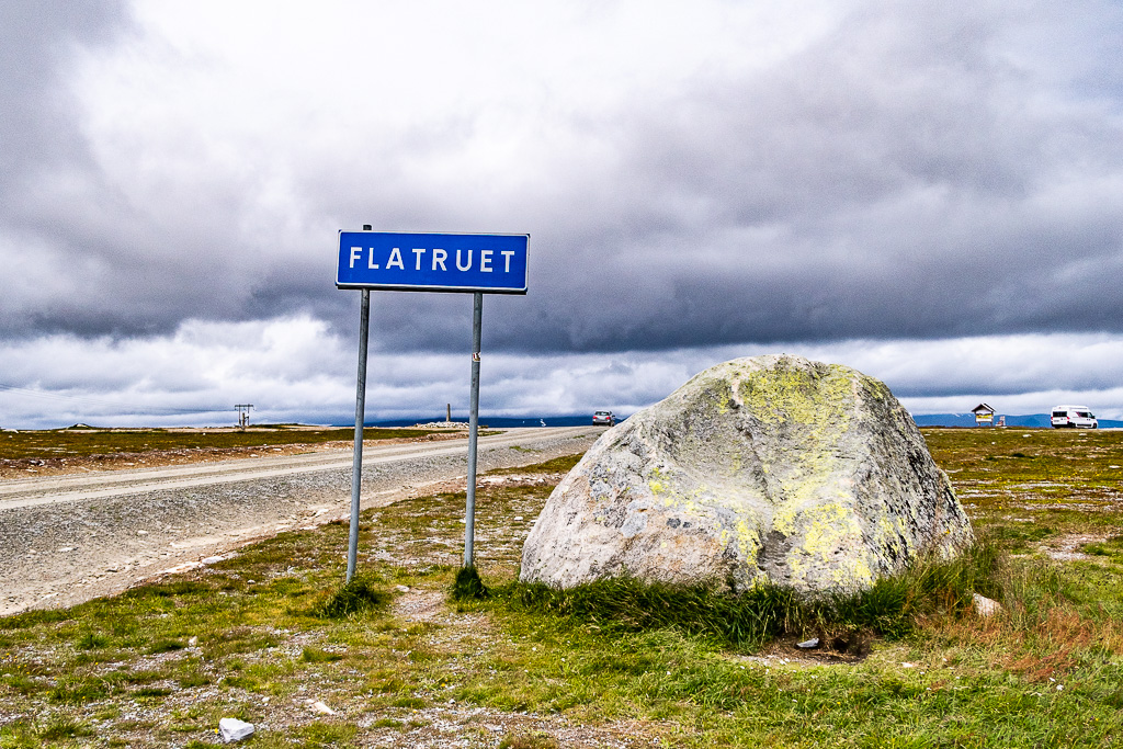 Vägskylt för Flatruet bredvid stor sten