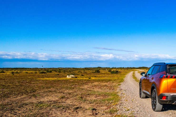 Bil, Peugeot 2008, på Alvaret på Öland