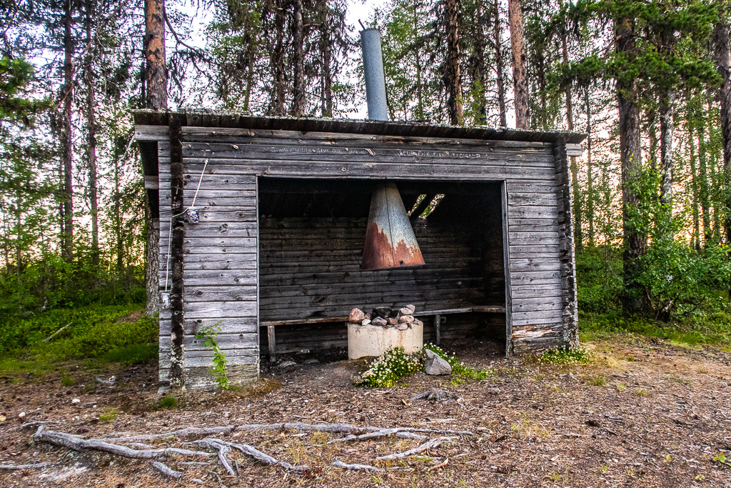 Trasigt vindskydd med eldstad i mitten