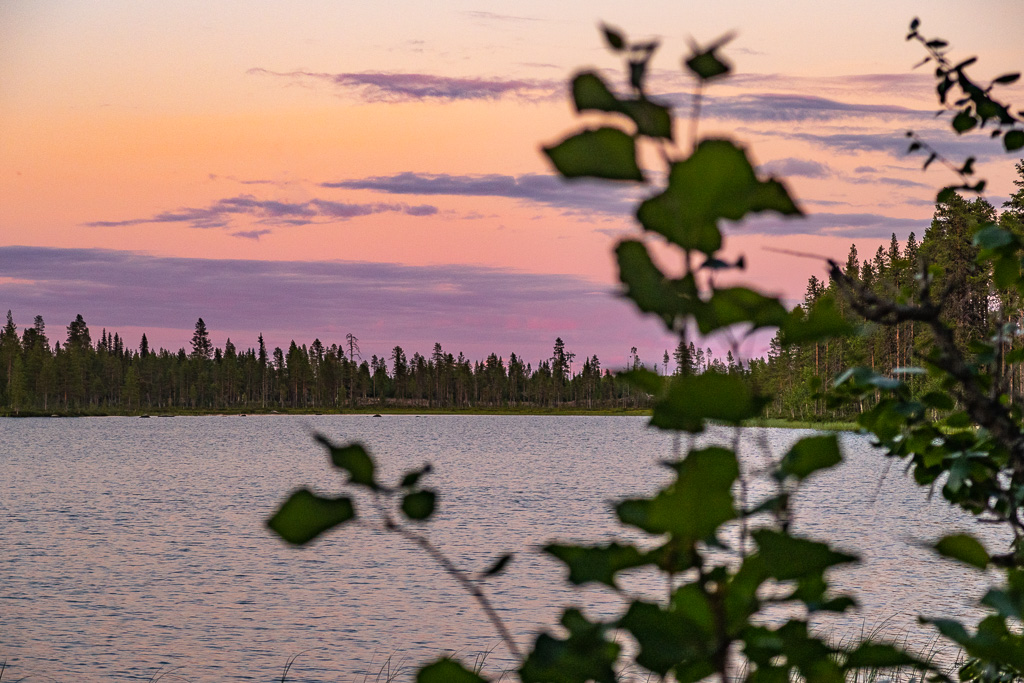 Färgrik solnedgång över sjö