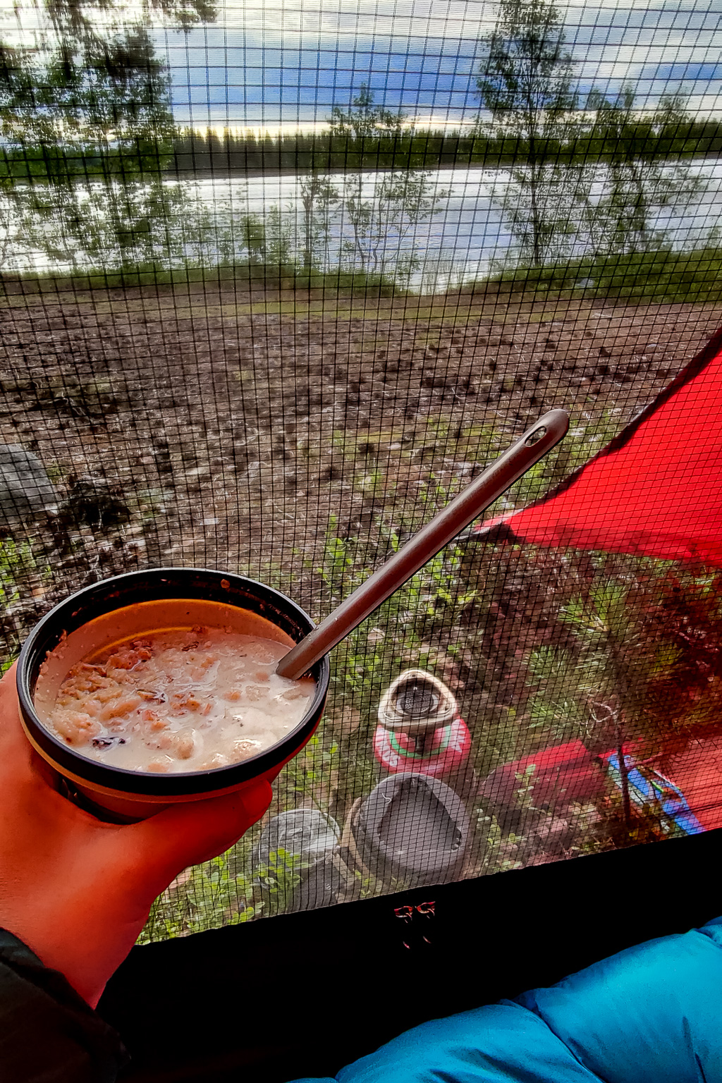 Äter frukost i tält med utsikt över sjö