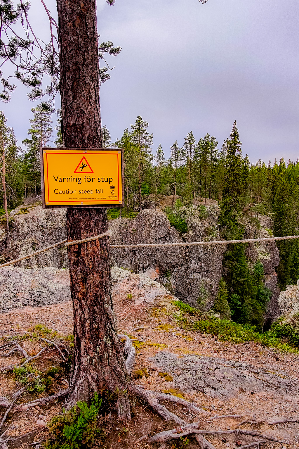 Skylt varnar för brant