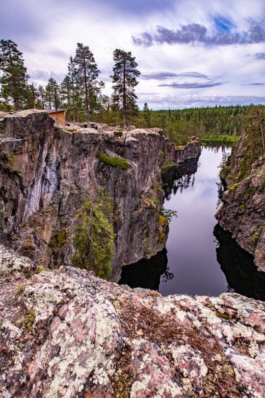 Utsikt över vattenfyllda Gimegolts kanjon med vindskydd på klippan