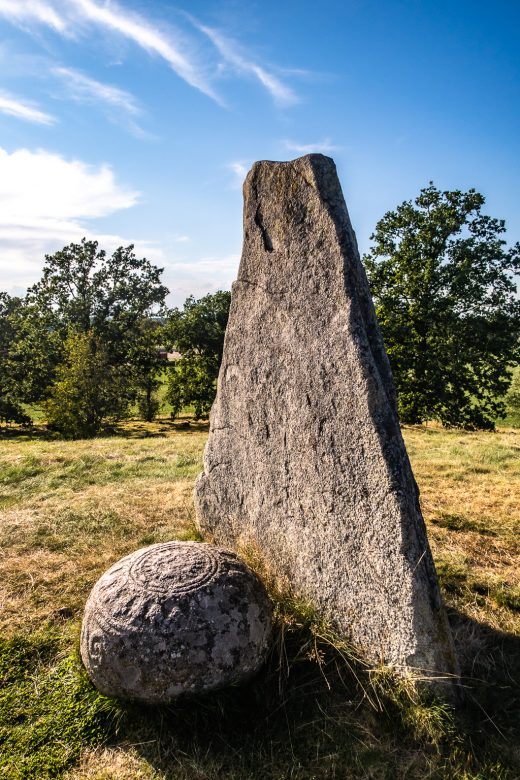 Det vackra stenklotet vid den resta stenen på Inglinge hög