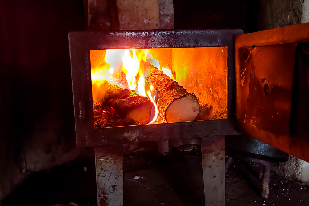 Ved brinner i kamin i Prästvallsstugan