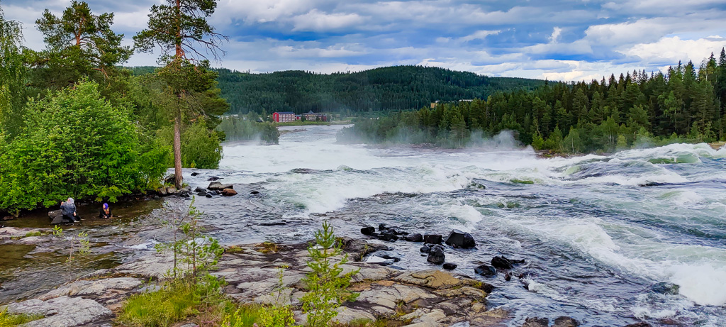 Kvinnor badar i Storforsen