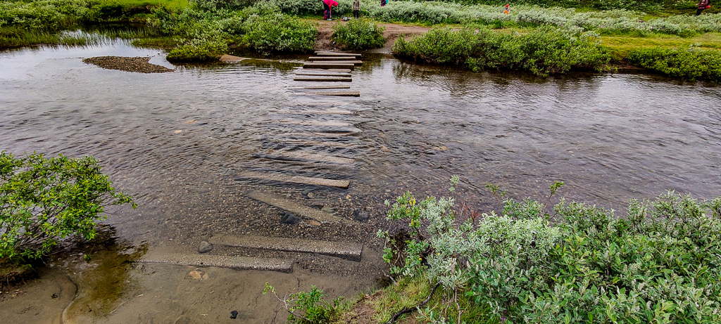 Stenstockar underlättar vad över vatten