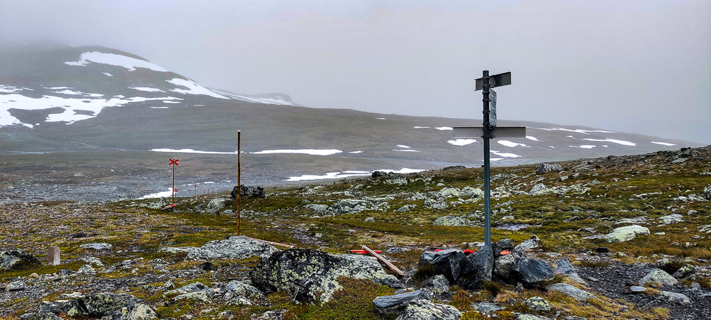 Skyltar i dimmigt väder på fjällen vid vandring runt Sylarna