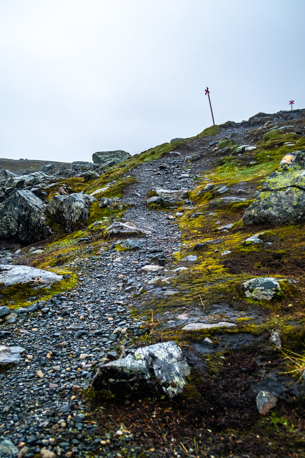 Grusig stig i fjällen vid vandring runt Sylarna