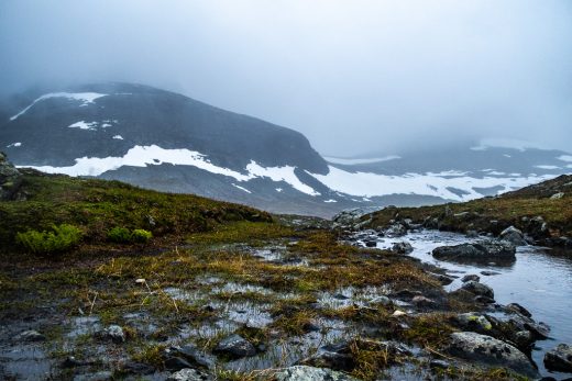 Mulet väder högt upp på fjället på vandring runt Sylarna