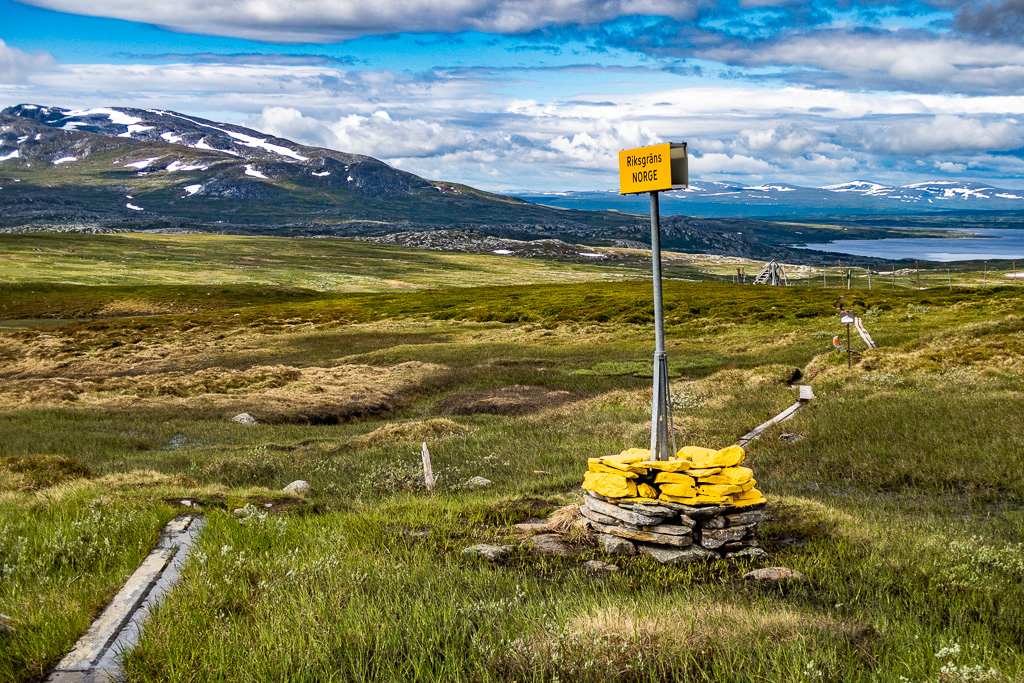 Skylt visar gränsen till Norge