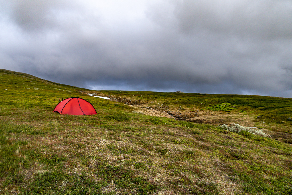 Rött tält på fjället