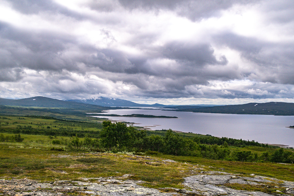 Utsikt tillbaka över sjön Esandsjön/Nesjön vid vandring runt Sylarna