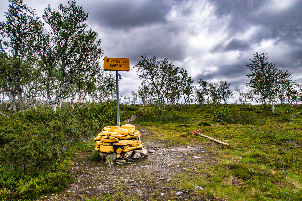 Skylt markerar gräns till Sverige