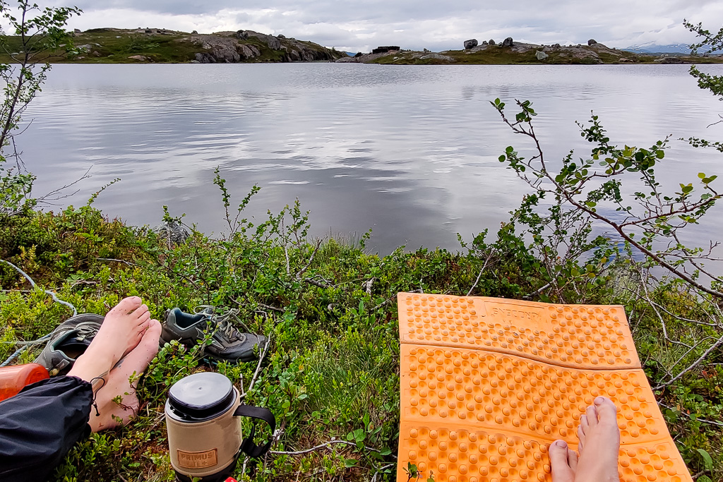 Lunchpaus på kalfjället vid liten sjö