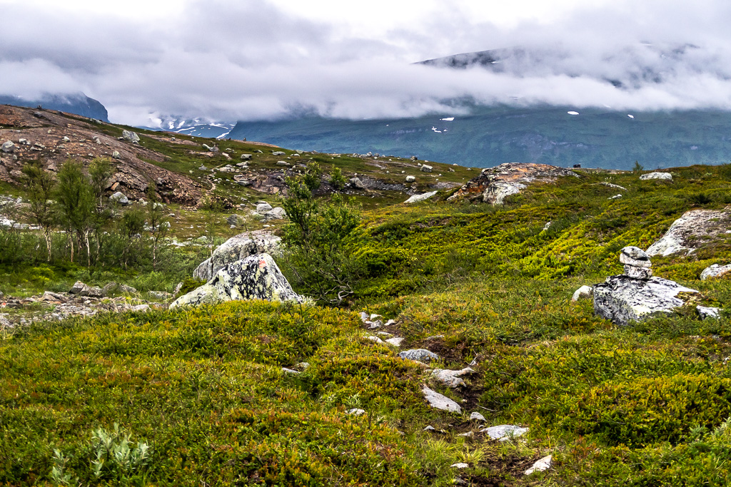 Kalfjället med låga moln på vandring emot Vadvetjåkka nationalpark