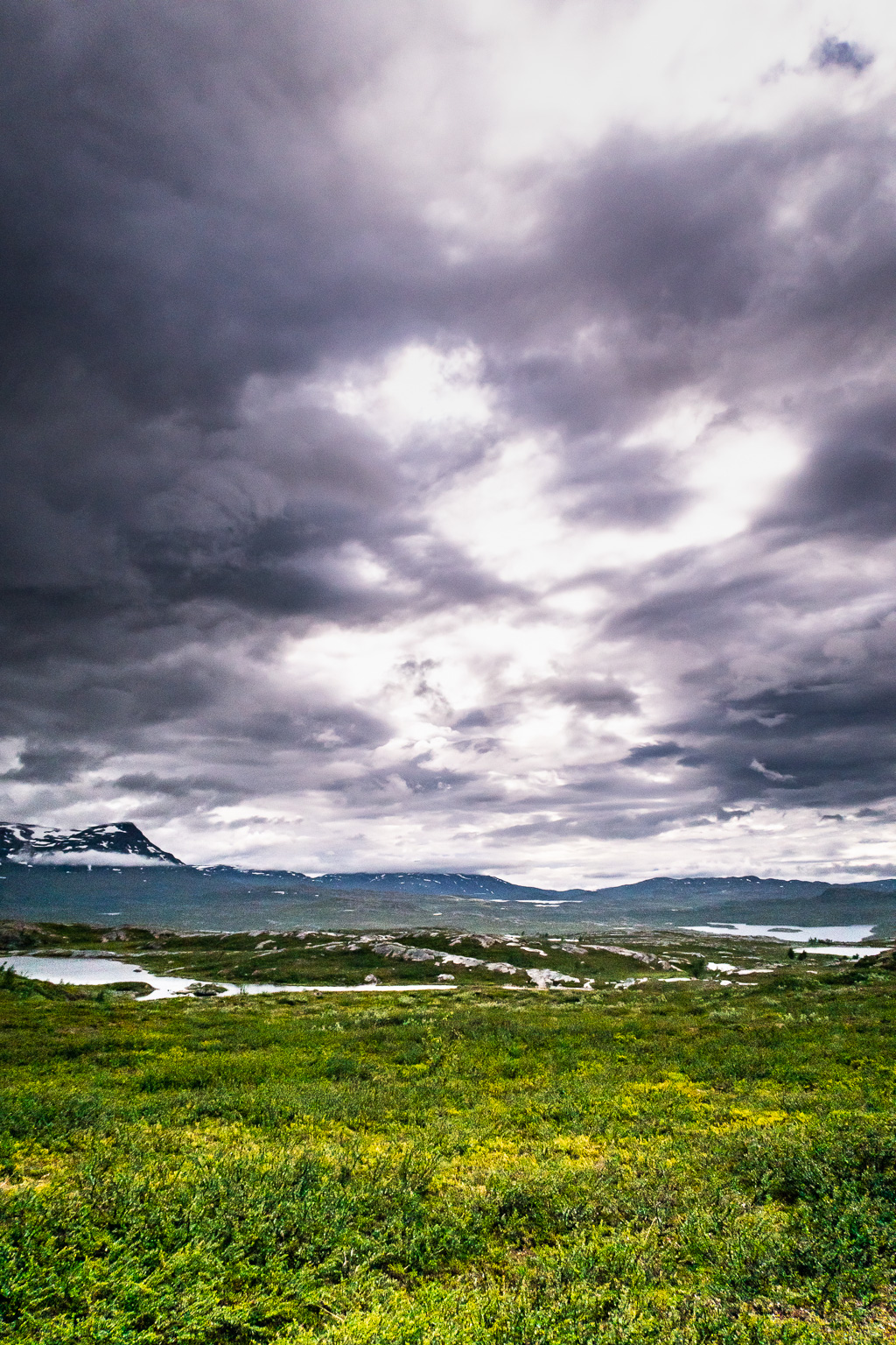 Molnig himmel vid vandring till Vadvetjåkka nationalpark