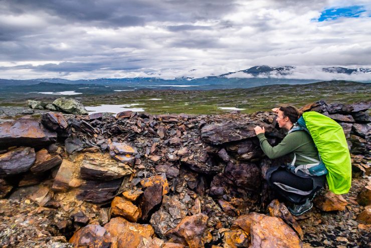 Kvinna på fjällvandring till Vadvetjåkka nationalpark spanar ut över landskapet