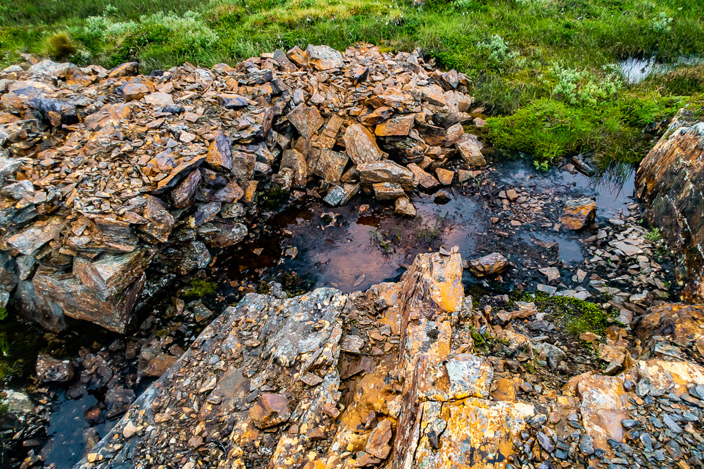 Delvis vattenfyllt hål i berggrunden