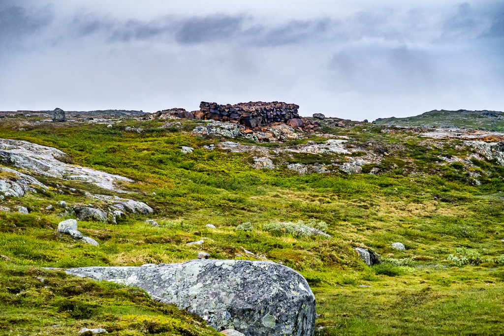 Staplad sten formar murar på fjället