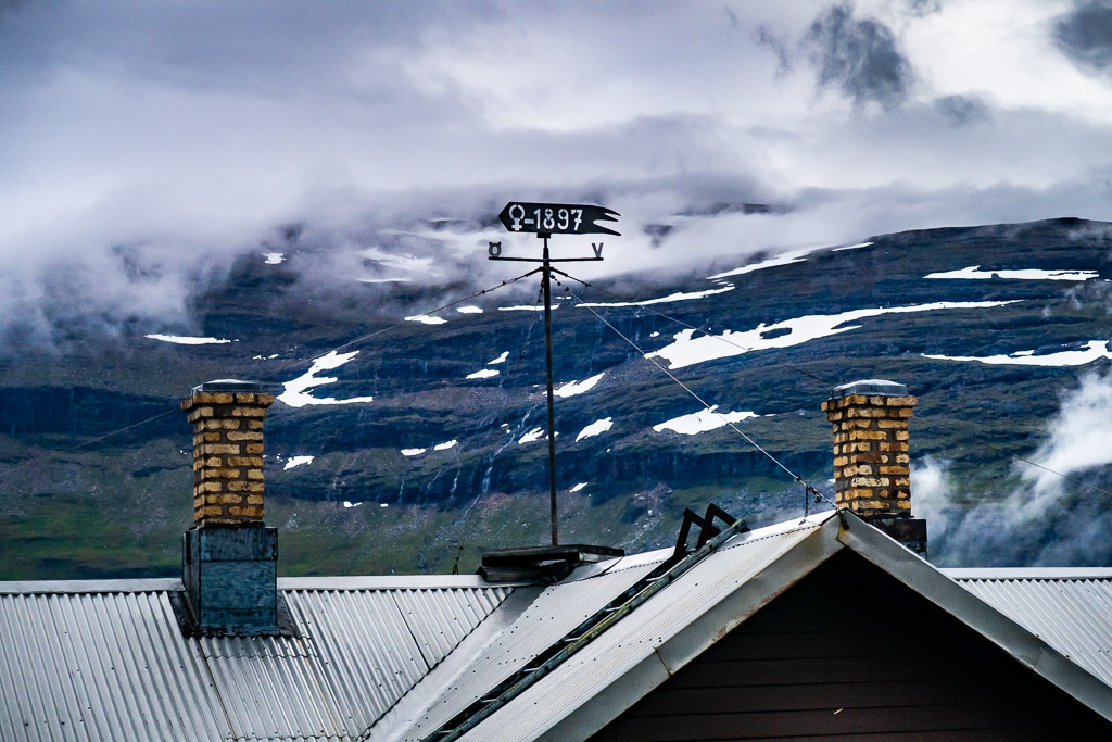 Skylt på Kukkelstugan berättar om byggnadsåret