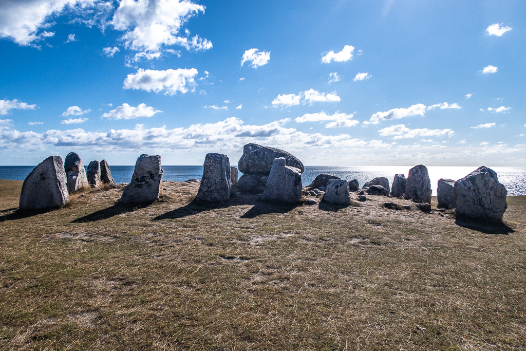 Havängsdösen med havet i bakgrunden