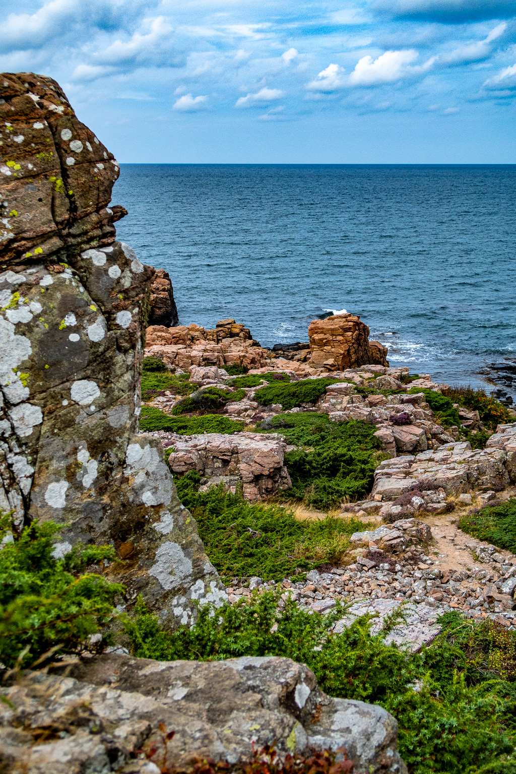 Raukliknande klippformation med havet i bakgrunden