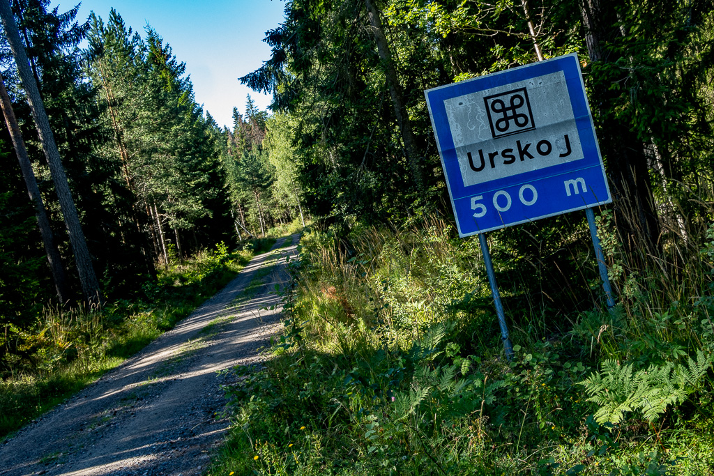 Skylt visar att urskoj urskog finns 500 meter bort