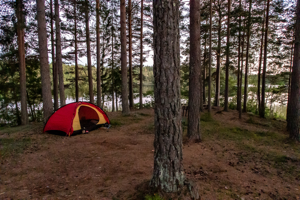 Tältet Hilleberg Niak uppsatt i skog vid Björnsjön