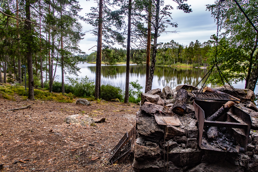 Eldstad vid vindskyddet vid Bredsjön, Sörmlandsleden