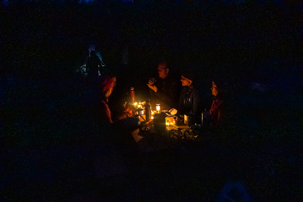 Vandringsträff vid Bredsjön, samtal i mörkret