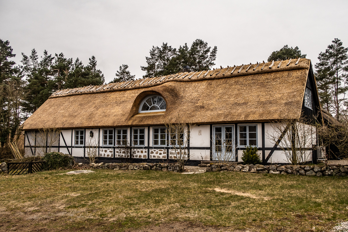 Vitt hus i byn Knäckbäckshusen