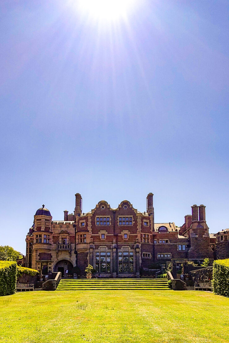 Foto av Tjolöholms slott med solen rakt ovanför.