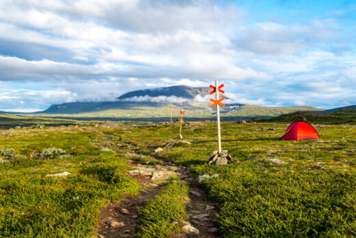 Tältet Hilleberg Niak vid stig på fjället