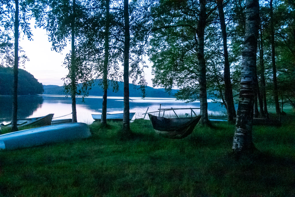 Hängmatta uppspänd mellan träd vid Byasjön i Halland