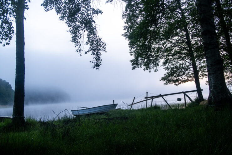 Båt uppdragen på land vid Byasjön, Halland