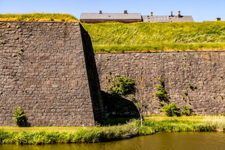 Del av Varbergs fästning med vattenvall nedanför