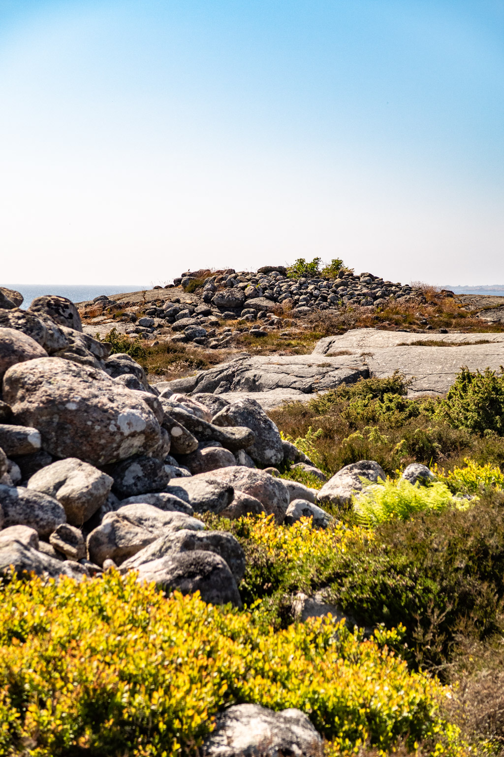 Stenar och klippor vid havet