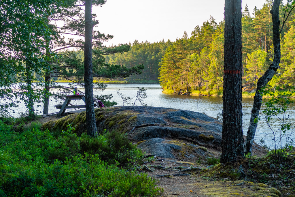 Klippa med bänkbord vid Mögsjön, längs Sörmlandsleden